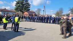 W akcję poszukiwawczą zaangażowali się nie tylko policjanci, ale też strażacy, leśnicy mieszkańcy wioski