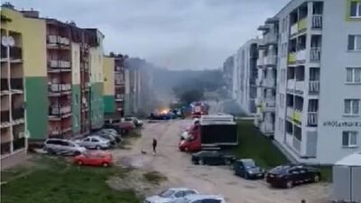 Samochód płonął pomiędzy blokami 