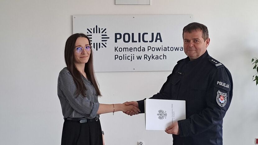 Za swoją godną naśladowania postawę mieszkanka powiatu ryckiego otrzymała specjalne podziękowania od komendanta policji