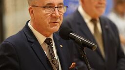 Wojciech Żukowski miał w wyborach tylko jednego konkurenta i pokonał go. Grzegorz Zieliński wraz z dziewięciorgiem innych radnych KWW Samorządowcy może być w RM opozycją wobec burmistrza.