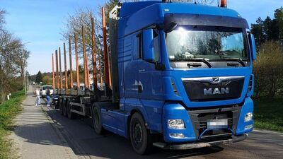 Wtargnął na ulicę prosto pod koła ciężarówki