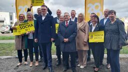 Szymon Hołownia wraz z kandydatami Polski 2050 na konferencji prasowej w Zamościu