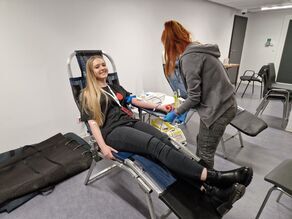 Uczestniczka oddająca krew podczas poprzedniej edycji Wampiriady