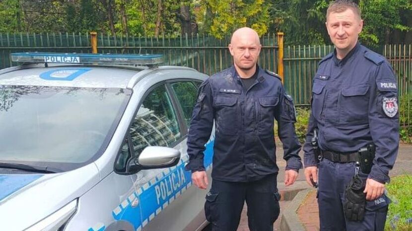 Aspirant Mariusz Gawlik (na zdjęciu z lewej) wraz z kolegą z patrolu. Zdjęcie wykonano chwilę po akcji 