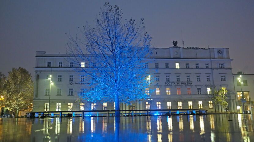 Plac Litewski ostatnio został podświetlony na niebiesko pod koniec listopada ubiegłego roku. Iluminacja pojawiła się w ramach Kampanii 19 dni przeciwko przemocy i krzywdzeniu dzieci i młodzieży 