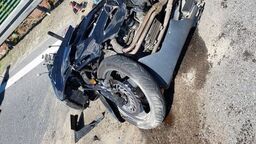 Motocykl po uderzeniu w opla rozpadł się