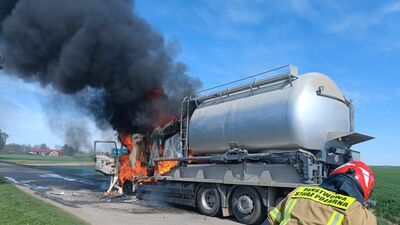 Ciężarówka w płomieniach. Z ogniem walczyło kilka zastępów straży pożarnej