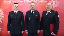 Lubelski Komendant Wojewódzki PSP st. bryg. mgr inż. Zenon Pisiewicz wręczył nominację st. kpt. Sebastianowi Pyciowi w obecności pełniącego dotychczas obowiązki Komendanta Powiatowego PSP w Opolu Lubelskim mł. bryg. Kamila Młyńca.