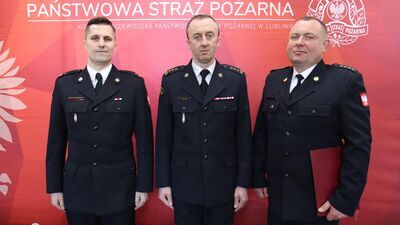 Lubelski Komendant Wojewódzki PSP st. bryg. mgr inż. Zenon Pisiewicz wręczył nominację st. kpt. Sebastianowi Pyciowi w obecności pełniącego dotychczas obowiązki Komendanta Powiatowego PSP w Opolu Lubelskim mł. bryg. Kamila Młyńca.