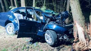 Siła uderzenia była tak duża, że 20-letni kierowca i jego pasażer zginęli