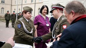 Uroczysty apel pod szpitalem. Obchody święta Wojskowej Służby Zdrowia