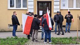 Rolnicy przed biurem poselskim Krzysztofa Hetmana w Lublinie