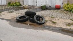 Gdy w poniedziałek doszło do podpalenia opon i wylania nieczystości, o sprawie poinformowano policję. Funkcjonariusze byli na miejscu, dokonali oględzin, mają dokumentację. Szybko ustalili sprawcę