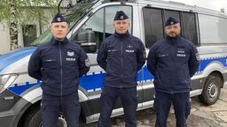 Wokół pełno ludzi, a na pomoc ruszyli policjanci