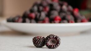 W jeżynach wykryto spleśniałe owoce i larwy