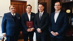 Od prawej: Rektor Uniwersytetu Medycznego prof. dr hab. n. med. Wojciech Załuska,  mgr Michał Szabelski, dr Radosław Starownik, dr  Jan Siwiec