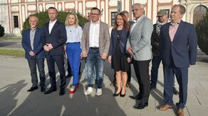 W konferencji prasowej poza Andrzejem Wnukiem i wicemarszałkiem Michałem Mulawą wzięli udział także wszyscy nowowybrani radni Prawa i Sprawiedliwości