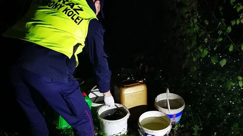 Zanim funkcjonariusze Straży Ochrony Kolei dopadli 59-letniego złodzieja, ten zdążył już nabrać paliwa z cysterny w kilkanaście pojemników, w sumie na 115 litrów