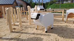 Plac zabaw inny niż wszystkie. Nawet krowy i owce są tu z drewna