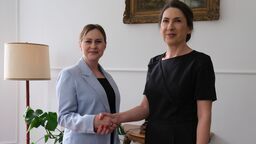 Przed drugą turą wyborów na burmistrza Marta Gołębiowska (z lewej), prezes Stowarzyszenia Siedliszcze Wspólny Cel postanowiła poprzeć Joannę Bartnik i poprosiła swoich wyborców o oddanie głosu w niedzielę na byłą swoją rywalkę.