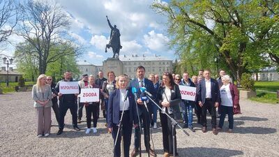 Agnieszka Jaczyńska i Rafał Zwolak swoją weekendową konferencję zorganizowali pod pomnikiem Hetmana Jana Zamoyskiego