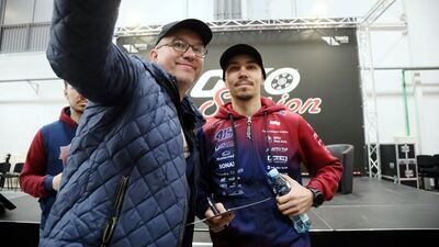 Dominik Kubera chętnie pozował do zdjęć z kibicami