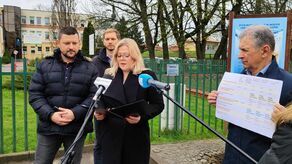 Prezes Beata Jasińska czytała z kartki oświadczenie