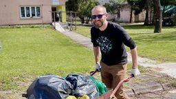 Jakub Jakubowski podczas akcji sprzątania miasta 