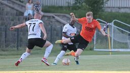 Tur Milejów (pomarańczowe stroje) ma ostatnio problemy z wygrywaniem
