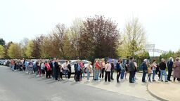 90-osobowa kolejka do kasy botanika 