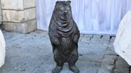 Niedźwiadek przebrany za ducha Bielucha znajduje się przy Chełmskich Podziemiach Kredowych na ul. Lubelska 55A