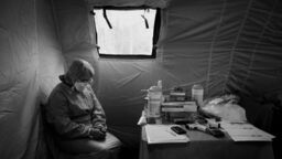 Nagrodzone zdjęcie z 2020 roku Jacka Szydłowskiego przedstawia pielęgniarkę z Samodzielnego Publicznego Szpitala Klinicznego Nr 4 w Lublinie podczas dyżuru w specjalnym namiocie do segregacji pacjentów w czasie pandemii koronawirusa. Zdjęcie to zdobyło również I nagrodę w kategorii Wydarzenia.