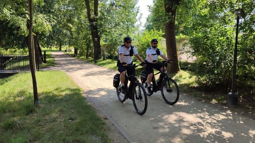 Zamojscy policjanci podczas rowerowego patrolu w Parku Miejskim
