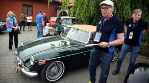 Kochają stare samochody i dobrą zabawę 