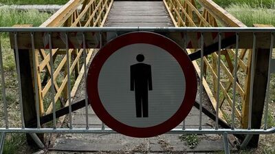 Trzeba chodzić naokoło. Mostek zamknięty na dłużej