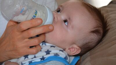 GIS ostrzega: Bakterie w mleku dla niemowląt. Mogą powodować groźną chorobę