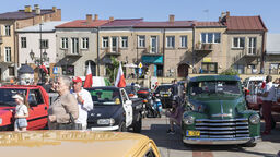 Motoparada Klasyków w Zamościu przyciągnęła tłumy miłośników czterech kółek z całego regionu