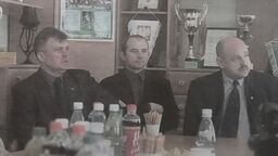 Lutowa konferencja prasowa przed wznowieniem rozgrywek. Od lewej trener Włodzimierz Gąsior, Dariusz Kmiecik – II trener i Wojciech Cyc, kolejny prezes Hetmana, który w tamtym momencie nieco przeszacował możliwości klubu 