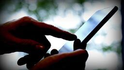 Mężczyzna był przekonany, że rozmawia z kimś z banku, bo na ekranie telefonu wyświetlił mu się numer infolinii