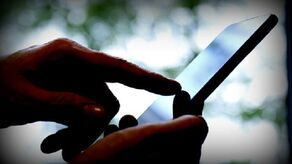 Mężczyzna był przekonany, że rozmawia z kimś z banku, bo na ekranie telefonu wyświetlił mu się numer infolinii