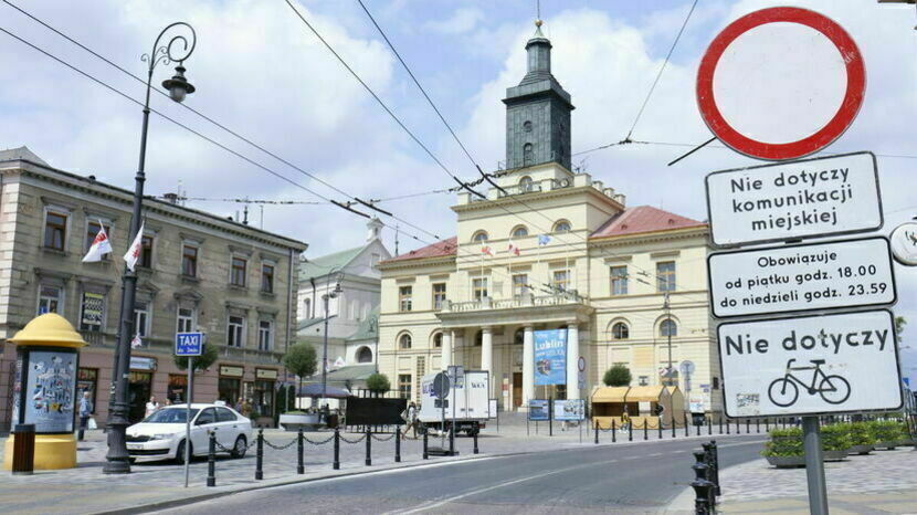 Takie znaki pojawiły się rok temu w czasie wakacji na jednej z bardziej ruchliwych ulic w okolicy Starego Miasta.