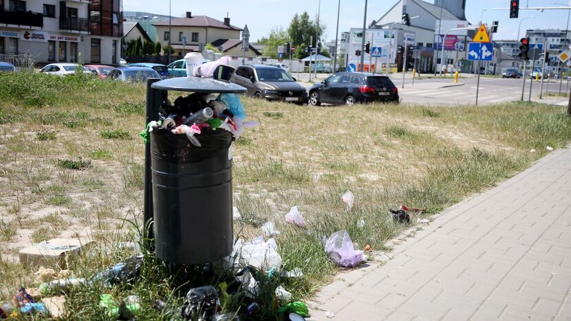 To jedyny miejski kosz na śmieci w okolicy ulic Jantarowej i Berylowej. Z reguły jest wypełniony po brzegi, a czysta okolica jest zasługą samodyscypliny mieszkańców.