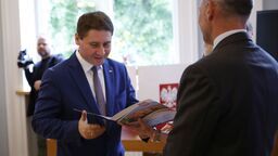 Grzegorz Kuna miał być nowym członkiem zarządu powiatu puławskiego, ale nim nie został. Jego zawodowe plany pokrzyżowały się, gdy PiS na skutek odejścia jednego ze swoich radnych do przeciwnego obozu, stracił większość