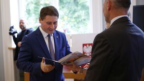 Grzegorz Kuna miał być nowym członkiem zarządu powiatu puławskiego, ale nim nie został. Jego zawodowe plany pokrzyżowały się, gdy PiS na skutek odejścia jednego ze swoich radnych do przeciwnego obozu, stracił większość