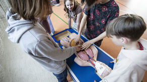 Eksponaty w naukobusie zachęcają uczniów do aktywnej nauki