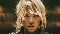 Ania Dąbrowska dotychczas nagrała siedem płyt, z których każda pokryła się platyną. Każdy kolejny album przynosił jej wiele nagród. Jest jedną z najczęściej nagradzanych Fryderykami polskich artystek, która na swoim koncie ma już 25 nominacji oraz 9 statuetek.