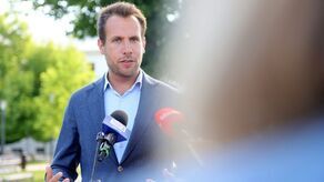 Poseł Jan Kanthak rozpoczął w poniedziałek na placu Litewskim kampanię wyborczą do Parlamentu Europejskiego.