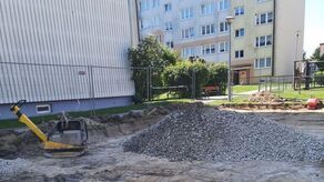 Ogólnodostępne boisko powstaje między blokami na osiedlu Chmielna II