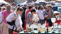 Tłumy na Lubelskiej Giełdzie Staroci. Do kupienia były majolika słynnego Hugo Lonitza i... kajdanki z 1982 roku
