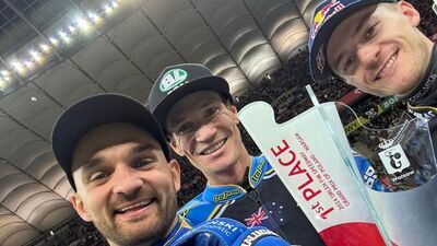 - Dziękuję Wam za wspaniały doping przez całe zawody. Proszę jeszcze o odrobinę cierpliwości. Biało-Czerwoni w końcu wygrają - napisał po zawodach na swoim facebooku Bartosz Zmarzlik